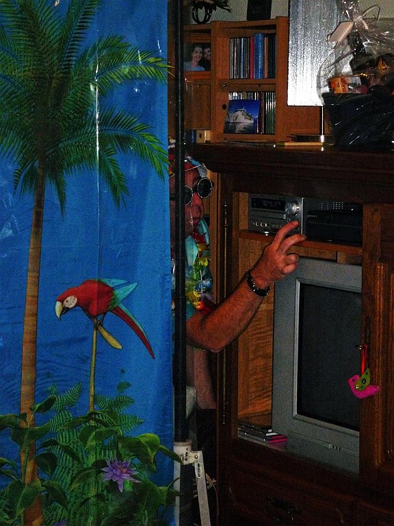 HawaiiParty (150).jpg - Let the music play ....